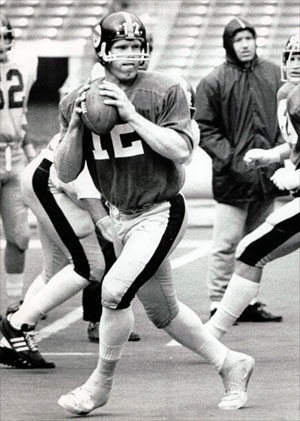 Terry Bradshaw testing his strapped ankles 1971 UPI photo